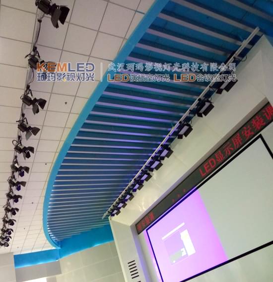成都航空職業(yè)技術(shù)學(xué)院報告廳燈光實景圖
