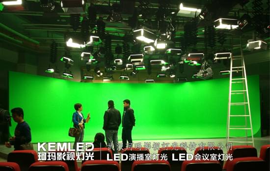湖南師范大學(xué)電視臺<a href='/Product/product-0001,0075.shtml' class='keys' title='點擊查看關(guān)于LED演播室燈光的相關(guān)信息' target='_blank'>LED演播室燈光</a>圖