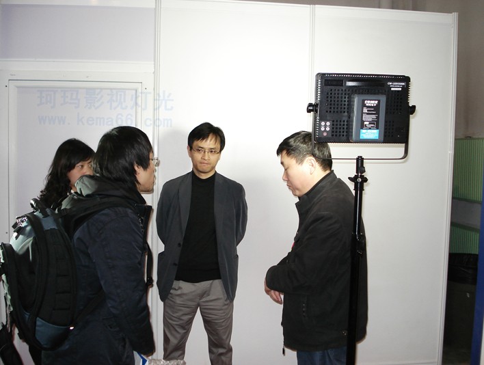 珂瑪燈光趙總與韓國(guó)客戶親密交談LED平板影室燈合作事宜